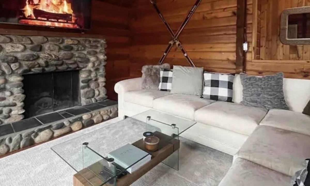 Central Okanagan Cabin | Scenic Retreat: Hawksnest Cabin in Kelowna, BC, Canada