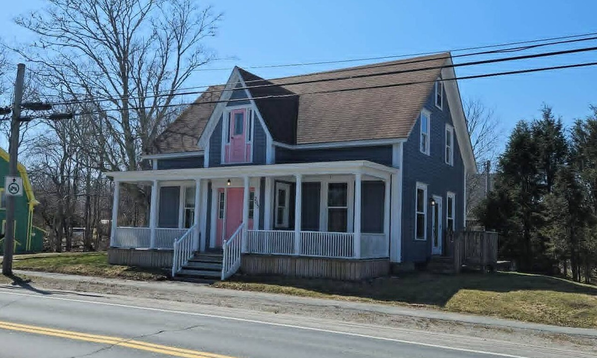 Shelburne House | Scenic Shelburne home. Central location close to Shelburne Harbour.