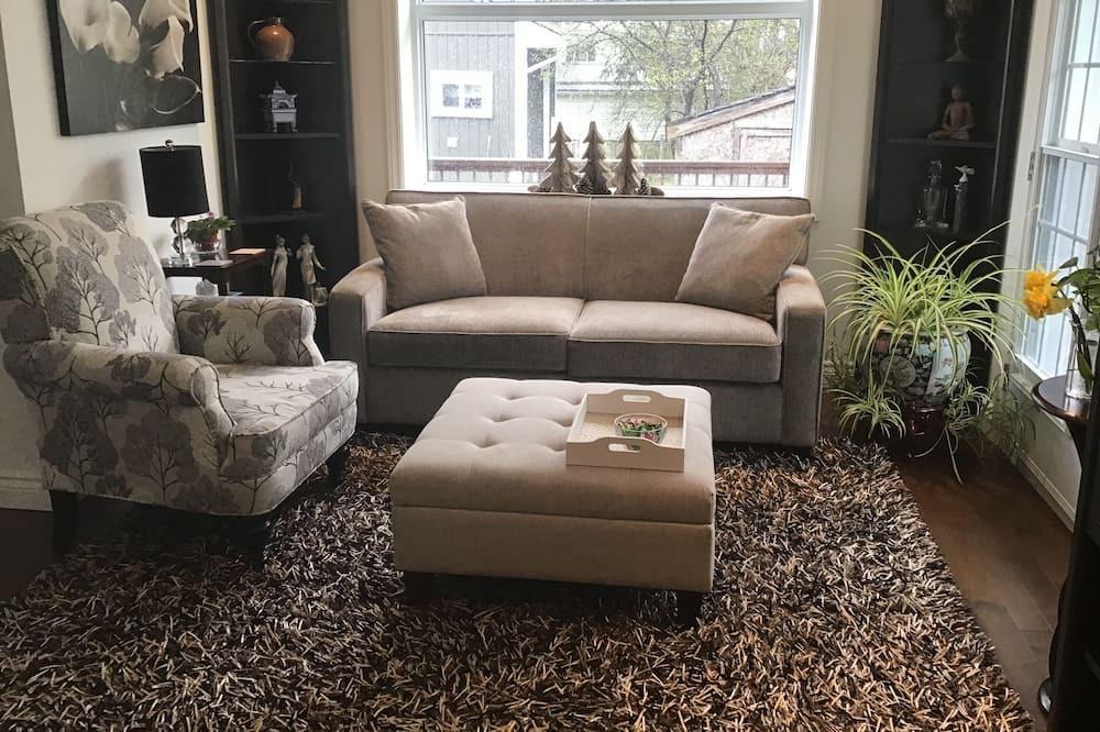 Napanee House | Seasons Retreat
