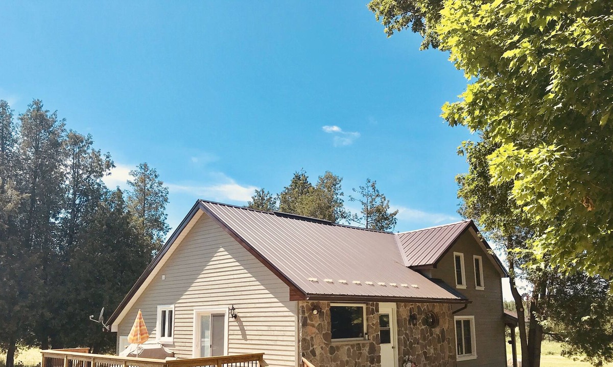 Glen Huron House | Secluded Country Cottage - central to Collingwood, Blue Mountain and Wasaga Beach