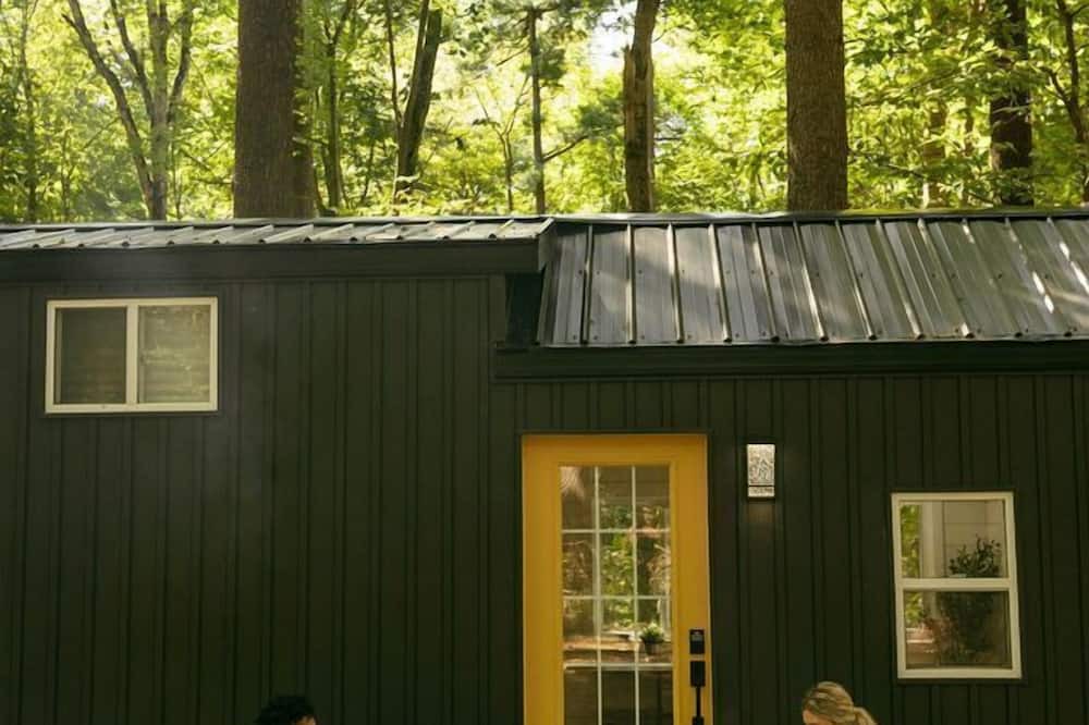 Simcoe Cabin | Secluded Forest Tiny House with Wood-Fired Sauna & Hot Tub Near Norfolk County, Simcoe, Ontario