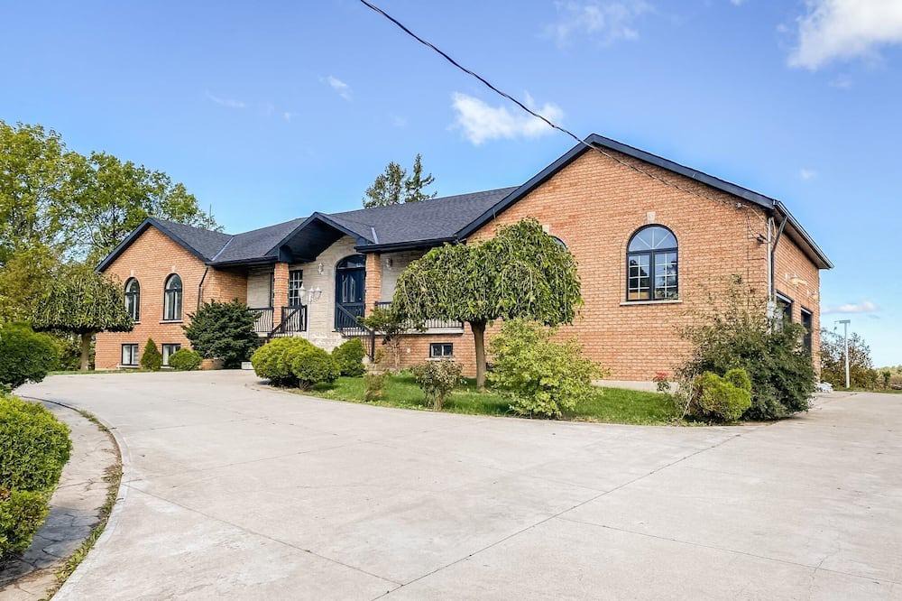 Hamilton Other | Secluded Luxury on 52 Acres