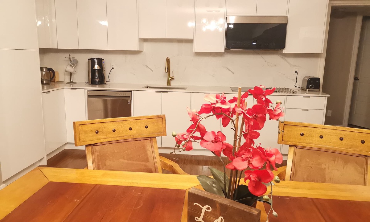 Douglas House | Self Entrance 2 BR, Whole Suite, Close To White Rock Beach & US Border, NEW