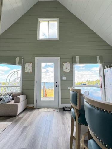 Commercial Cross House | Serene Cove Retreat Cottage- Green