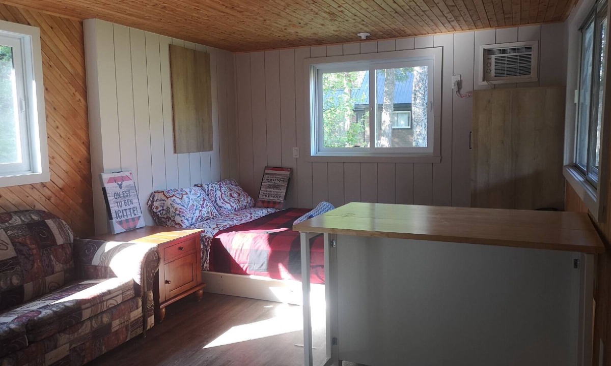 Frampton Ski Chalet | Sheira Shack: riverside, campfire, Wi-Fi, AC, BBQ, for 2, pets welcome!