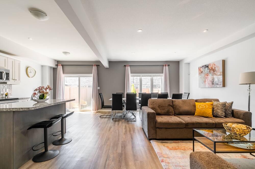 Stoney Creek House | Simply Comfort. UV Disinfec Townhouse Lake Ontario.Free parkingGym