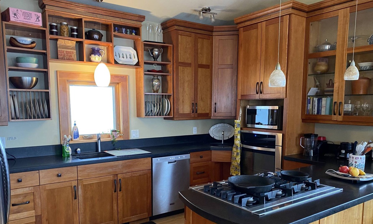 Rossland House | Ski getaway Sleeps 6 with hot tub- 5 minutes to Red Resorts