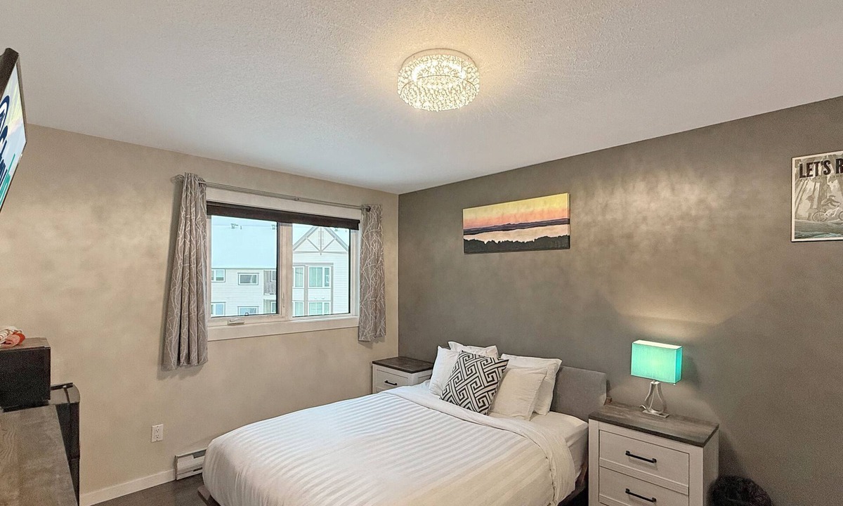 East Kootenay House | Ski Hill Views/Private Room/Hot Tub