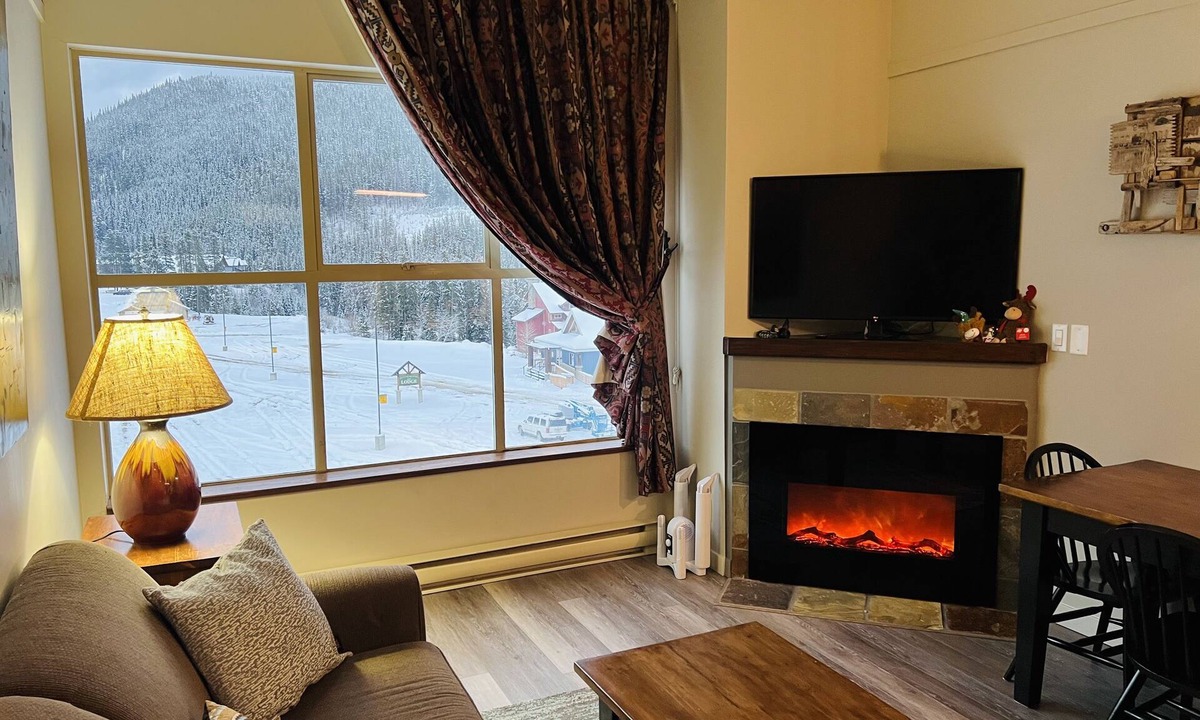 Apex Mountain Condo | SKI-IN SKI-OUT APEX INN LOFT SUITE - APEX 402