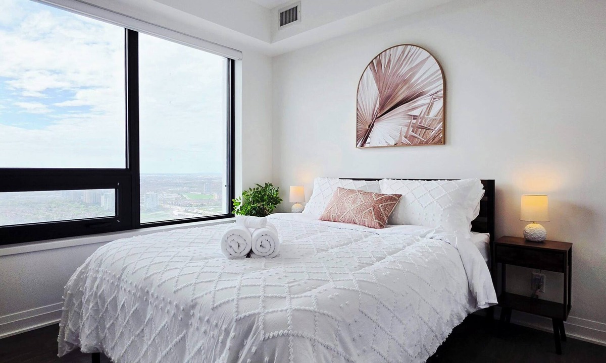 Downtown Mississauga Condo | Sky High | Luxe Stay | 2 BR-2 BA | SQ1 | Lake View | Gym | Pool | Parking