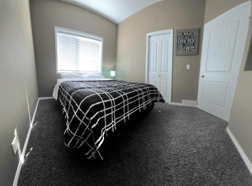 Fox Creek House | Sleep & Grill, 5BR, Huge Yard, Smoker, BBQ
