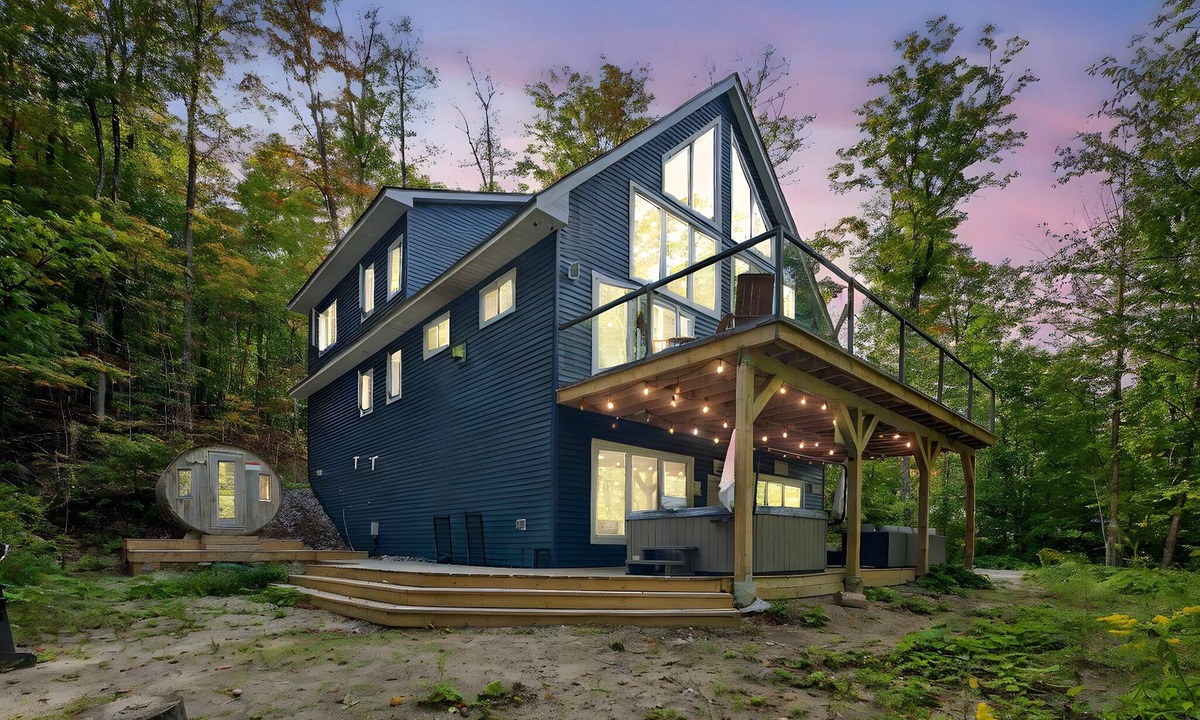 Dysart et al Cabin | Sleeps-8, Hot Tub, Sauna, EV Charger