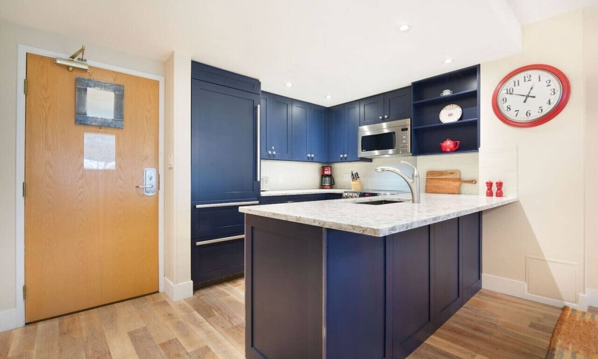 Whistler Condo | Slopeside ski in/out stylish 2BR/2BA HotTub & Pool