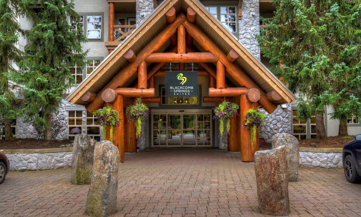 Upper Village Apartment | Slopeside Views | Ski-in/Ski-out | Hot Tub Access