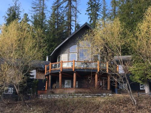East Kootenay Ski Chalet | Snowed Inn Chalet by Fernie Central Reservations Right on the Slopes