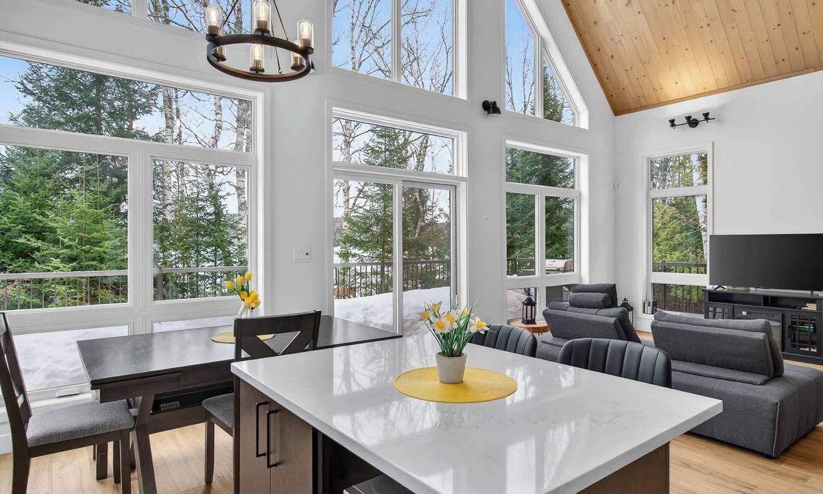 Amherst Ski Chalet | Spa & Relaxation at Lake Cameron | BORD DE L'EAU