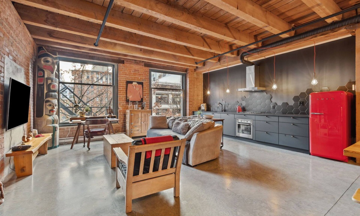 Chinatown Apartment | Spacious 1200sqft Gastown Loft with Parking