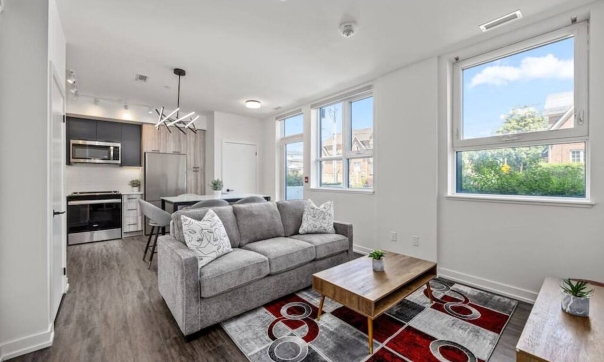 Harwood House | Spacious 2BR + Den Getaway | Free Parking