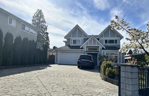 Burnaby House | Spacious 3 Bedroom Suite in Burnaby Free Parking, Full Kitchen, Near Transit