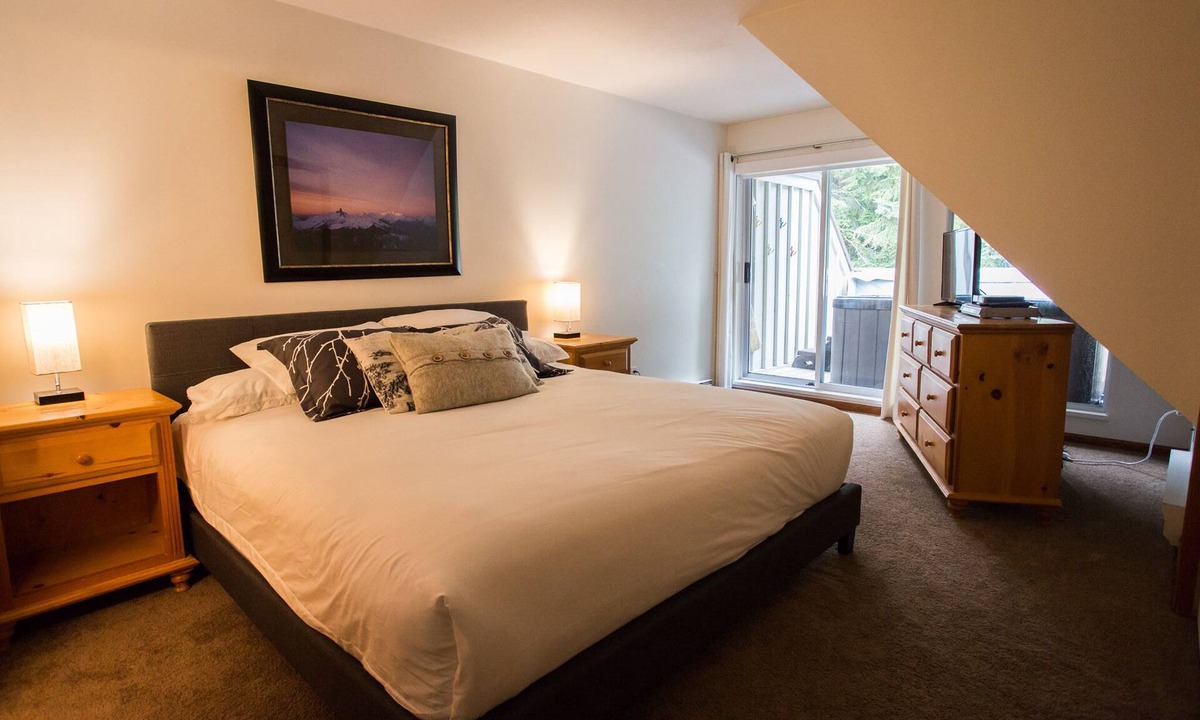 Village North House | Spacious 3 Bedroom Townhouse in Prime Village Location w. Private Hot Tub