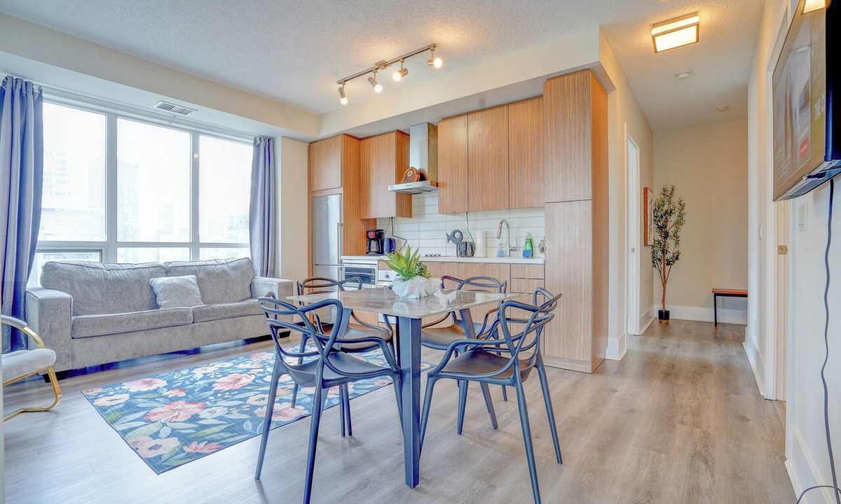 Wellington Place Condo | Spacious 3BR/2BA Parking | Entertainment District | Steps to Nightlife & Dining