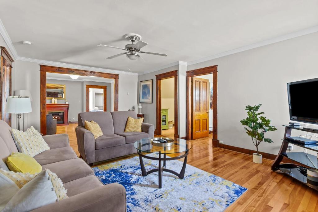 Waterford Valley Apartment | Spacious 3BR Parking Pet-Friendly