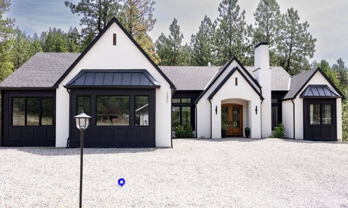 Grand Forks House | Spacious 4-bedroom Luxury Retreat