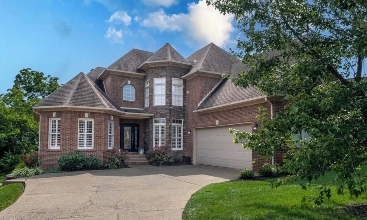 Buechel House | Spacious 4-bedroom house in Walking Distance to Restaurants