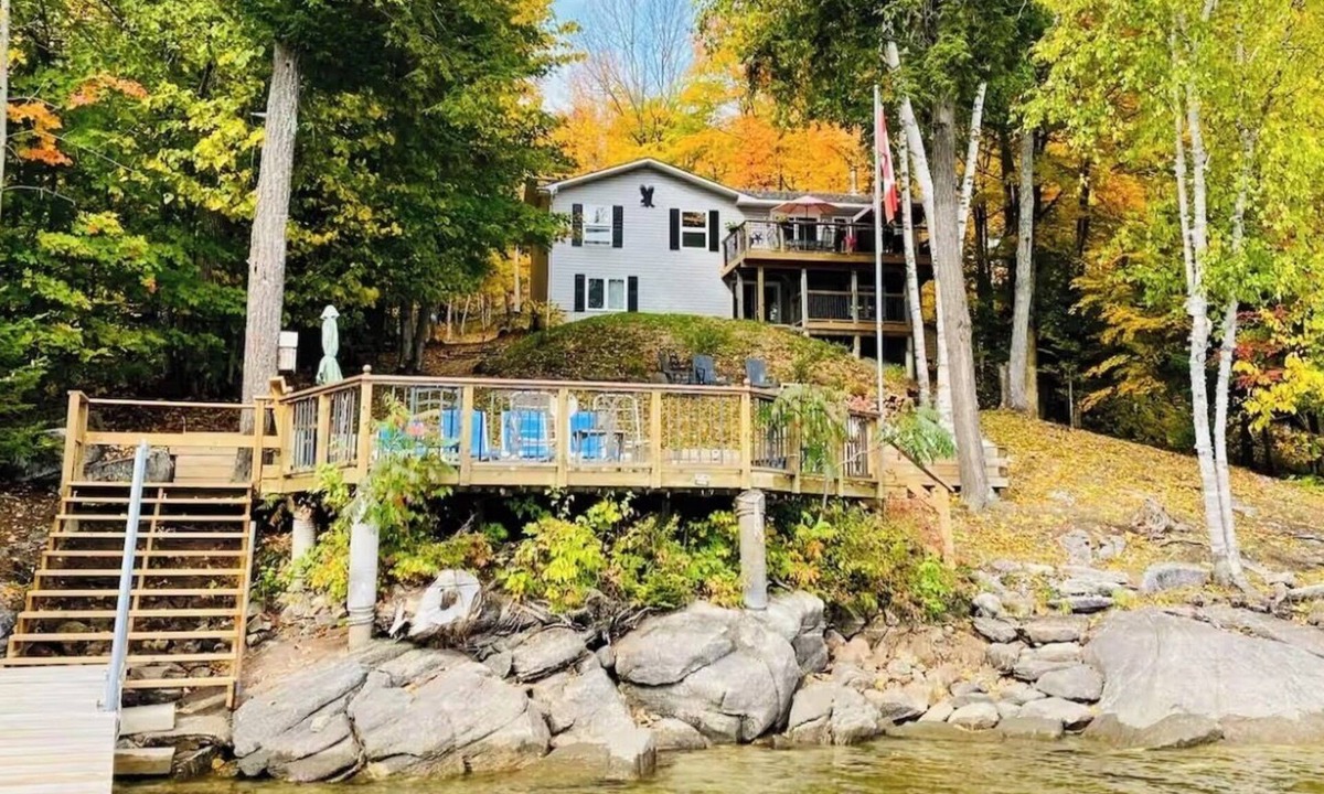 Eagle Lake Cottage | Spacious 5 bedroom house on Eagle Lake. 5 mins from Sir Sams.