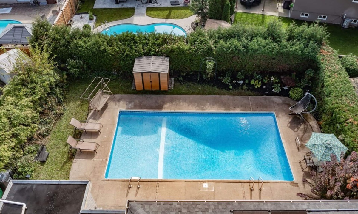 Brampton House | Spacious 5 bedroom home with pool and all-year hot tub. 17 Minutes from YYZ.