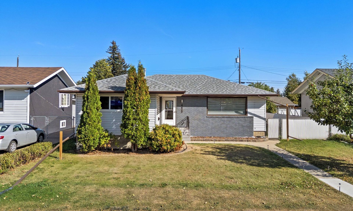 Edmonton House | Spacious 5BR Home, 2 Suites, Sleeps 14, Pet Friendly Near Whyte Ave!