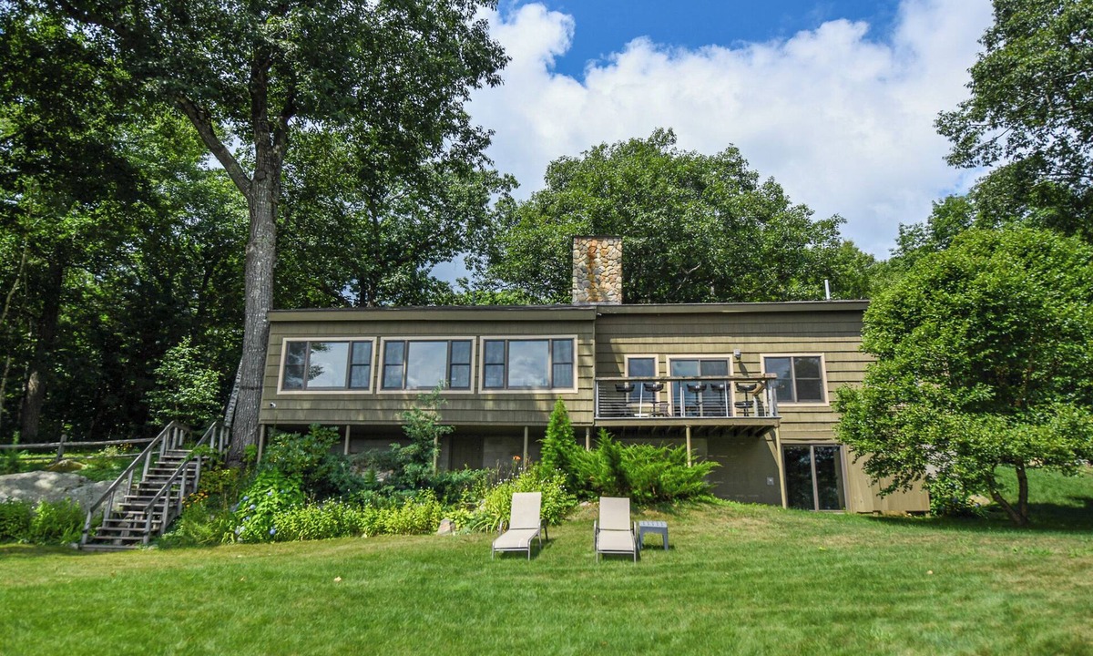 Raymond House | Spacious 7-Bedroom Lakeside Retreat on Little Sebago Lake