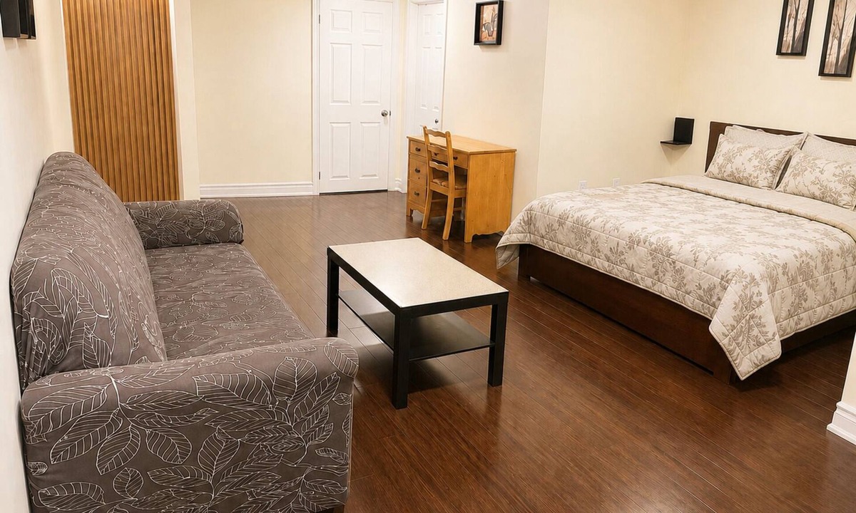 Meadowvale Village House | Spacious Affordable Private Suite| Ensuite Bath | Free Parking | Pearson Airport