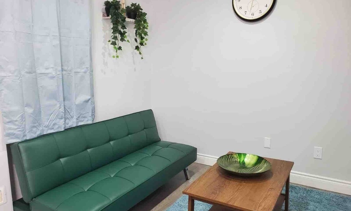 Brampton House | Spacious and Luxurious Apartment (BSMT) Close to Airport