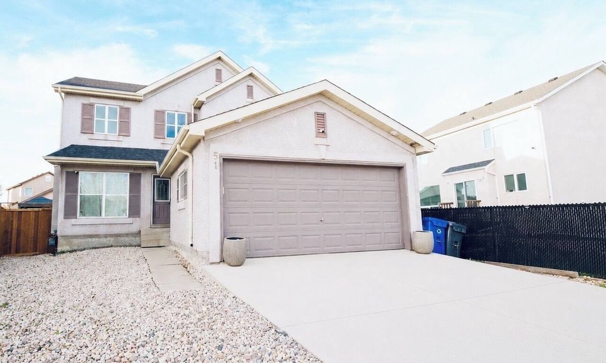 Transcona House | Spacious & cozy family/group-sized home with backyard, deck & Gazebo!