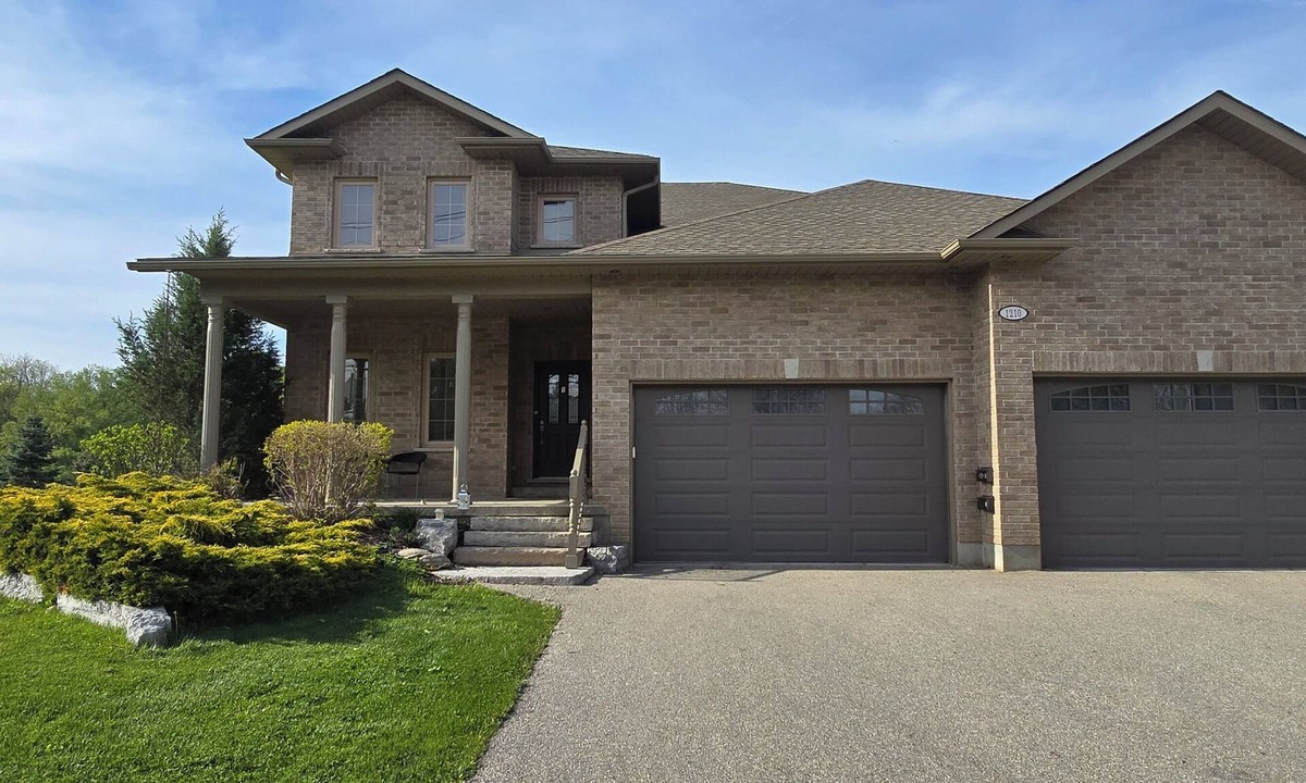 Doon South House | Spacious Doon Retreat | Sleeps 8 | Private Yard | Near 401