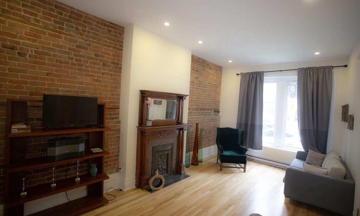 Shaughnessy Village Apartment | Spacious Downtown Montreal Apt-4BR/2BA, Free Wifi, Washer/dryer