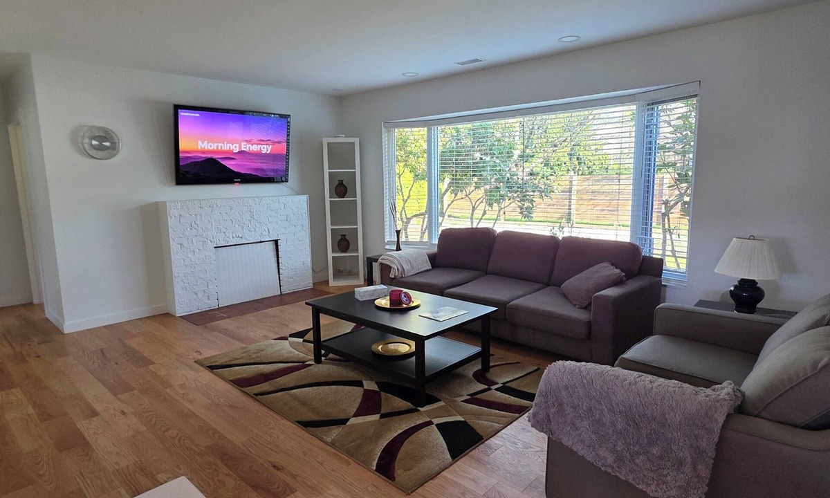 Vancouver House | Spacious Fully Furnished 3BR Home in North Vancouver Near Downtown