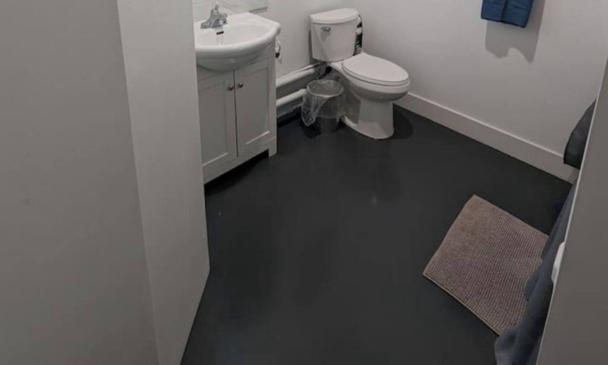 Halifax Apartment | Spacious guest suite with sitting area