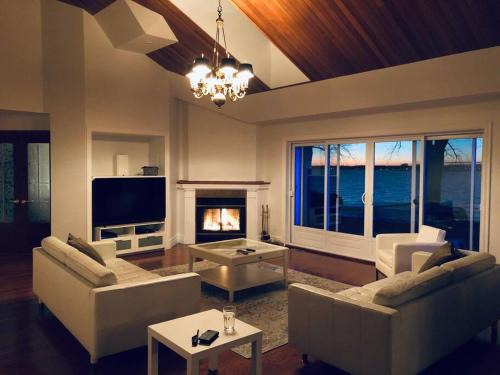 Venise-en-Quebec Villa | Spacious Lakefront Champlain lake with SPA