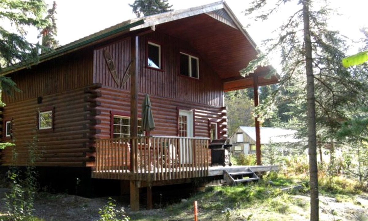 Whitehorse House | Spacious Log Cabin near Mountains and Little Atlin Lake in Yukon, Canada