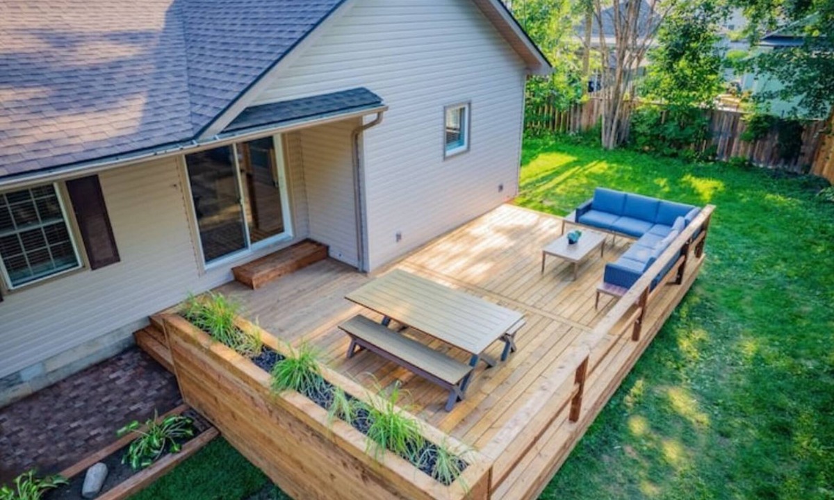 Crystal Beach Cottage | Spacious modern cottage steps from beach