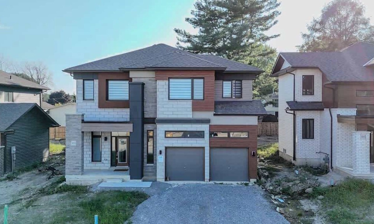 Rama House | Spacious Modern Orillia Family Retreat