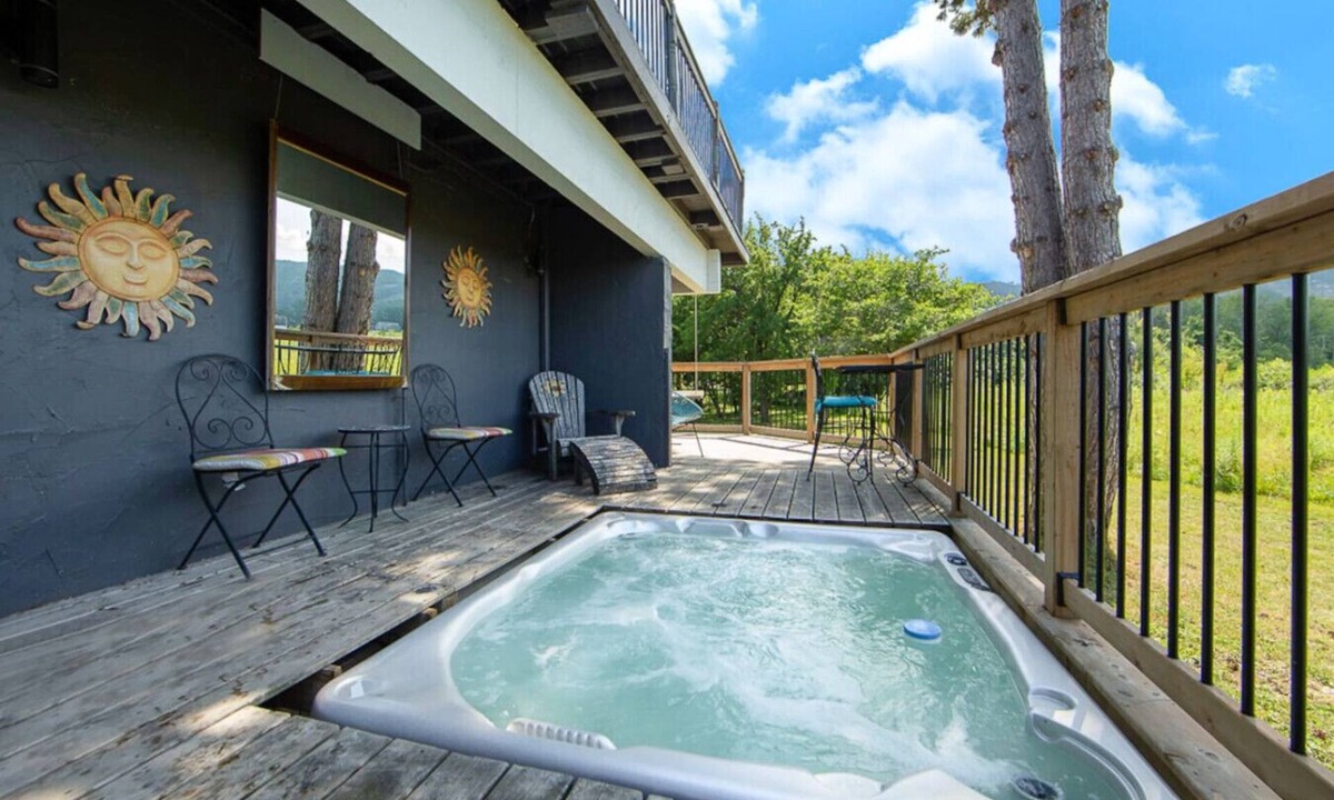 The Blue Mountains Ski Chalet | Spacious Mountain-View Chalet | Walk to BM | Spa