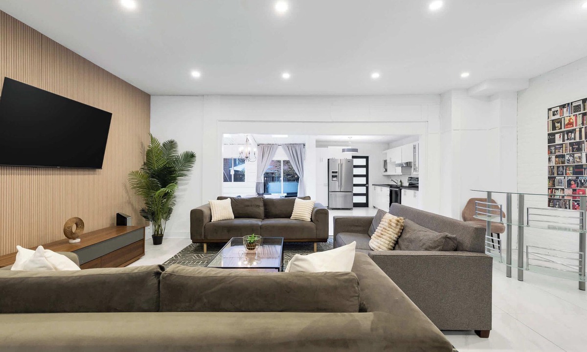 Gay Village Apartment | Spacious & Stylish Downtown Retreat |Hot Tub