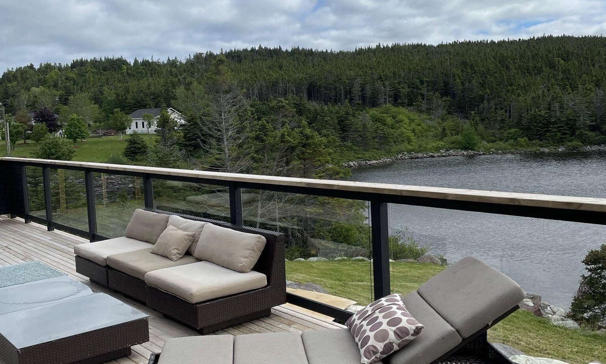 Whiteway House | Spacious waterfront property next to Golf course and walking trails.