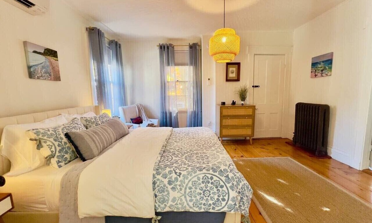 West End House | Spacious West End Retreat. Walk Everywhere, Prime Portland Location. 5 BR/3BTH. 6 BEDS.
