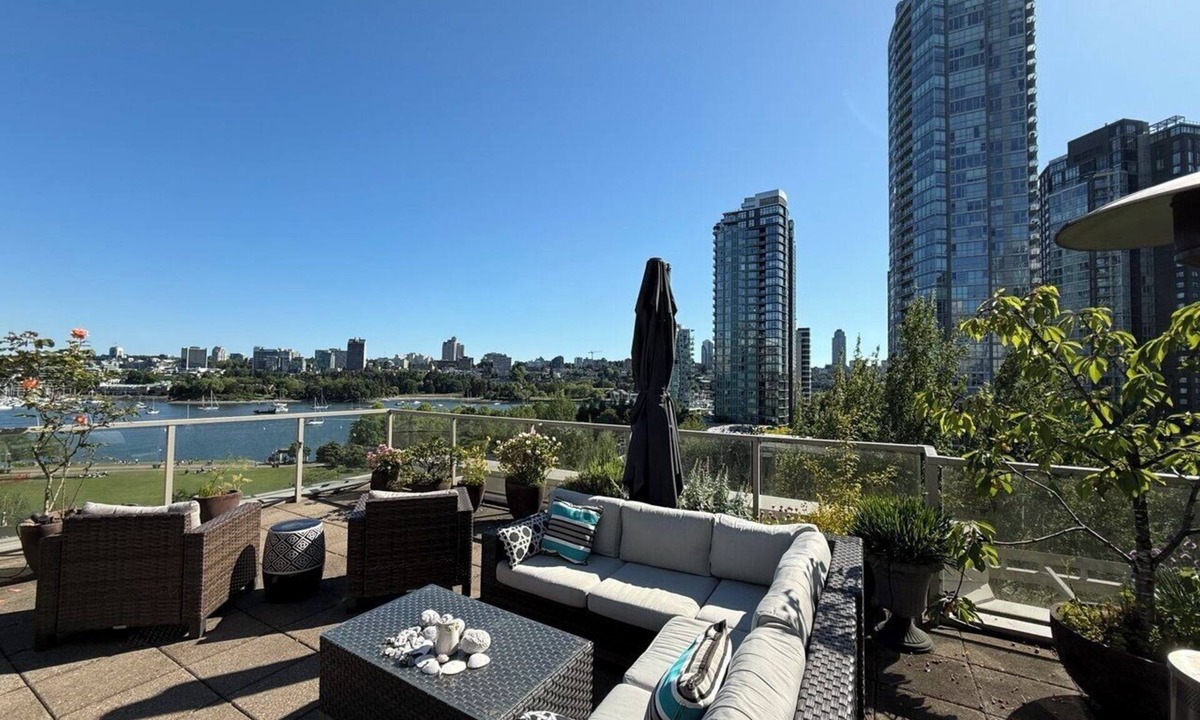 Downtown Vancouver Apartment | Spacious Yaletown Sub-Penthouse | Water Views, Huge Patio, Seawall, Great Dining