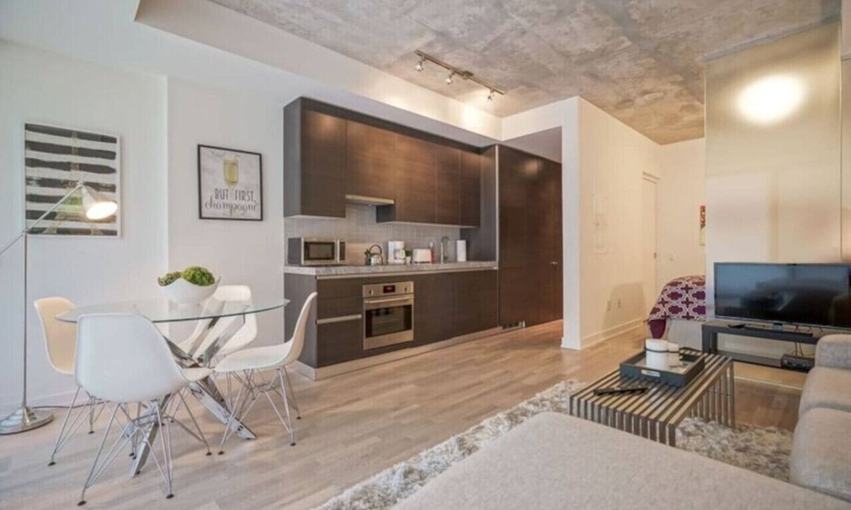 Wellington Place Condo | Spectacular 1BR Condo in Hot King West