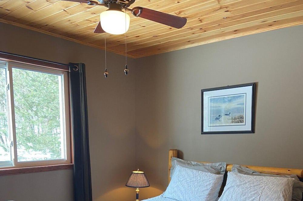 Wollaston House | Spectacular 4 season cottage on Finnegan Lake!